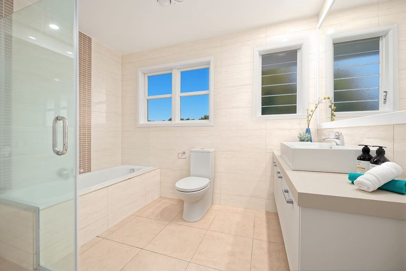 Suitable for Families or Professionals seeking quality and space in a prime location. - photo 14