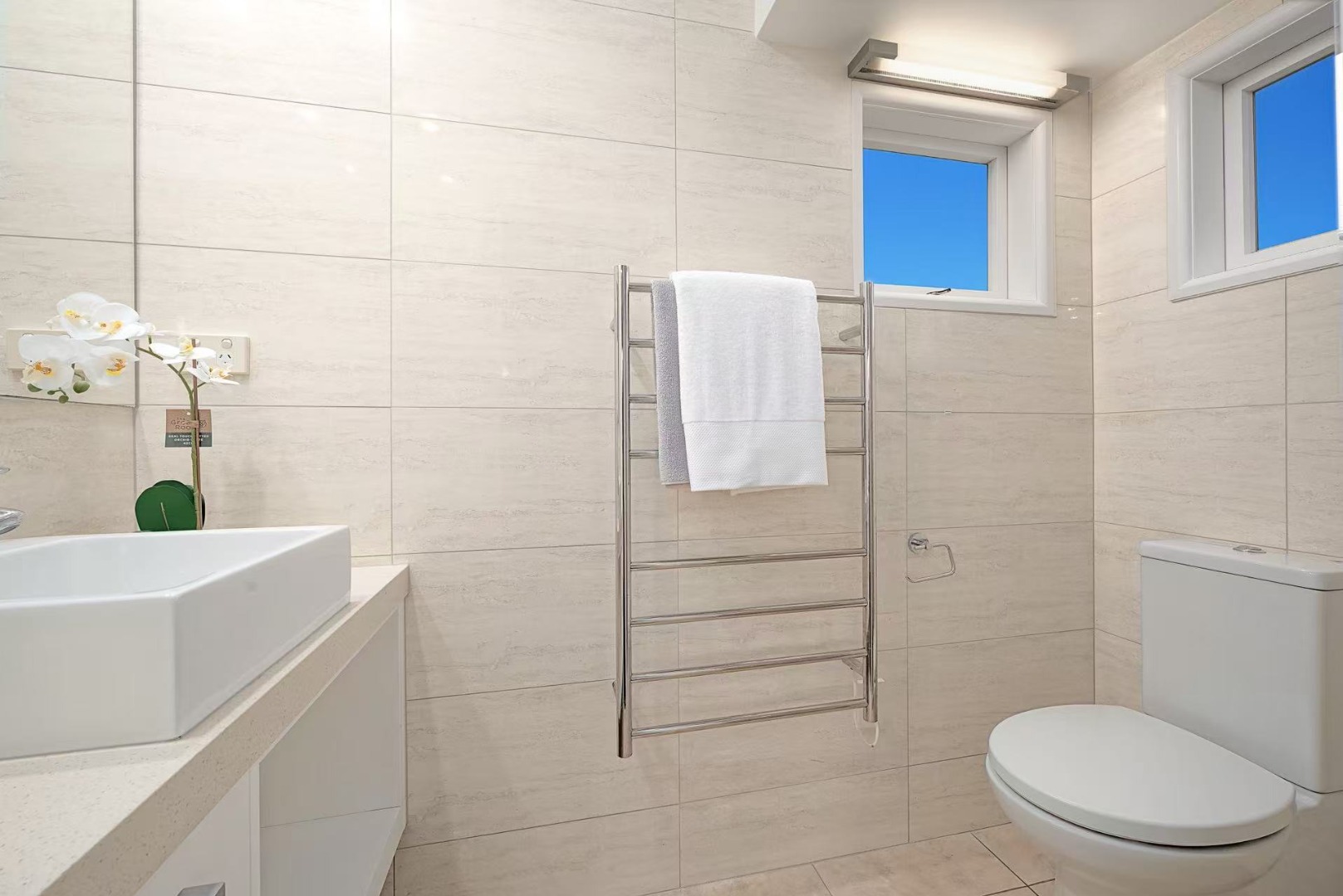 Suitable for Families or Professionals seeking quality and space in a prime location. - photo 15