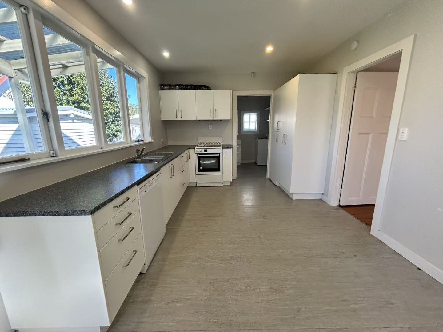 Spacious 3-Bedroom Villa in Prime Mount Eden Location - photo 5