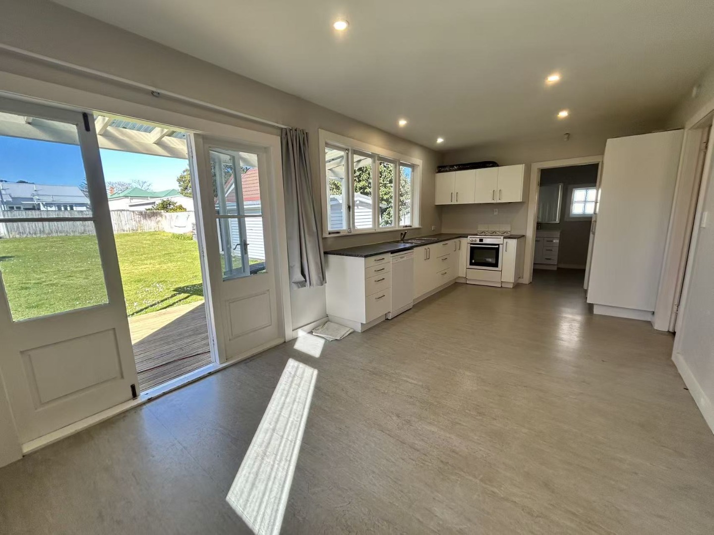 Spacious 3-Bedroom Villa in Prime Mount Eden Location - photo 4