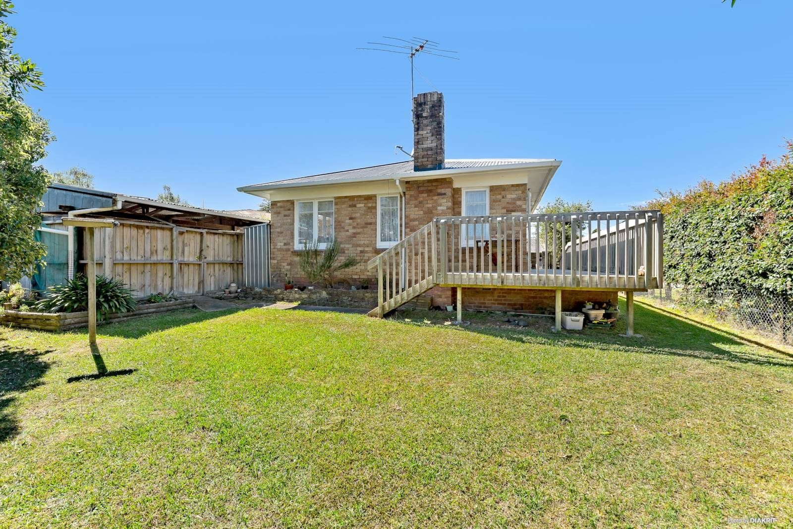 Nestled within the incredibly convenient central Henderson area - photo 2