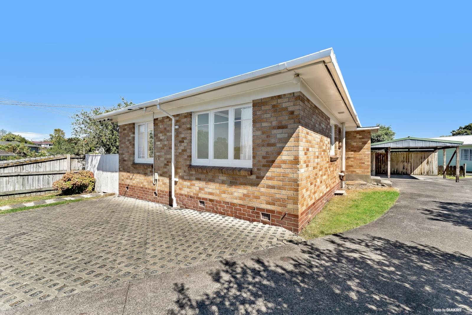 Nestled within the incredibly convenient central Henderson area - photo 1