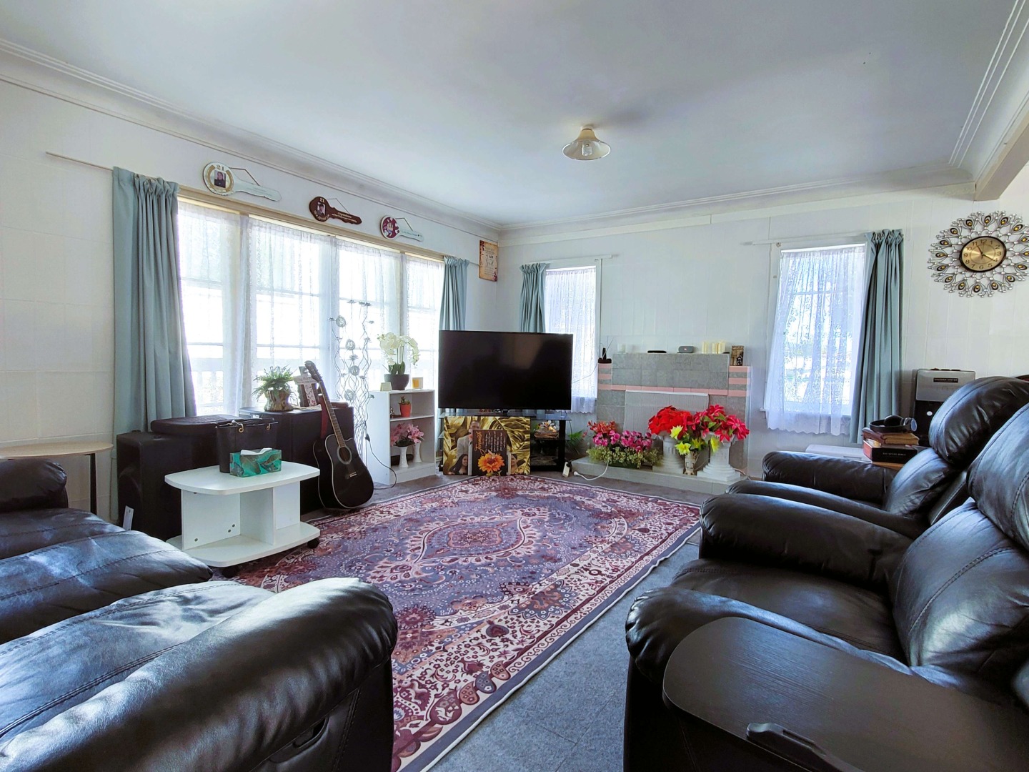 Nestled within the incredibly convenient central Henderson area - photo 3