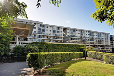 Spacious 2-Bedroom, 2-Bathroom Apartment in the Heart of Newmarket