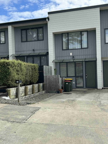 Contemporary 3-Bedroom Home in Quiet Flat Bush Cul-de-Sac