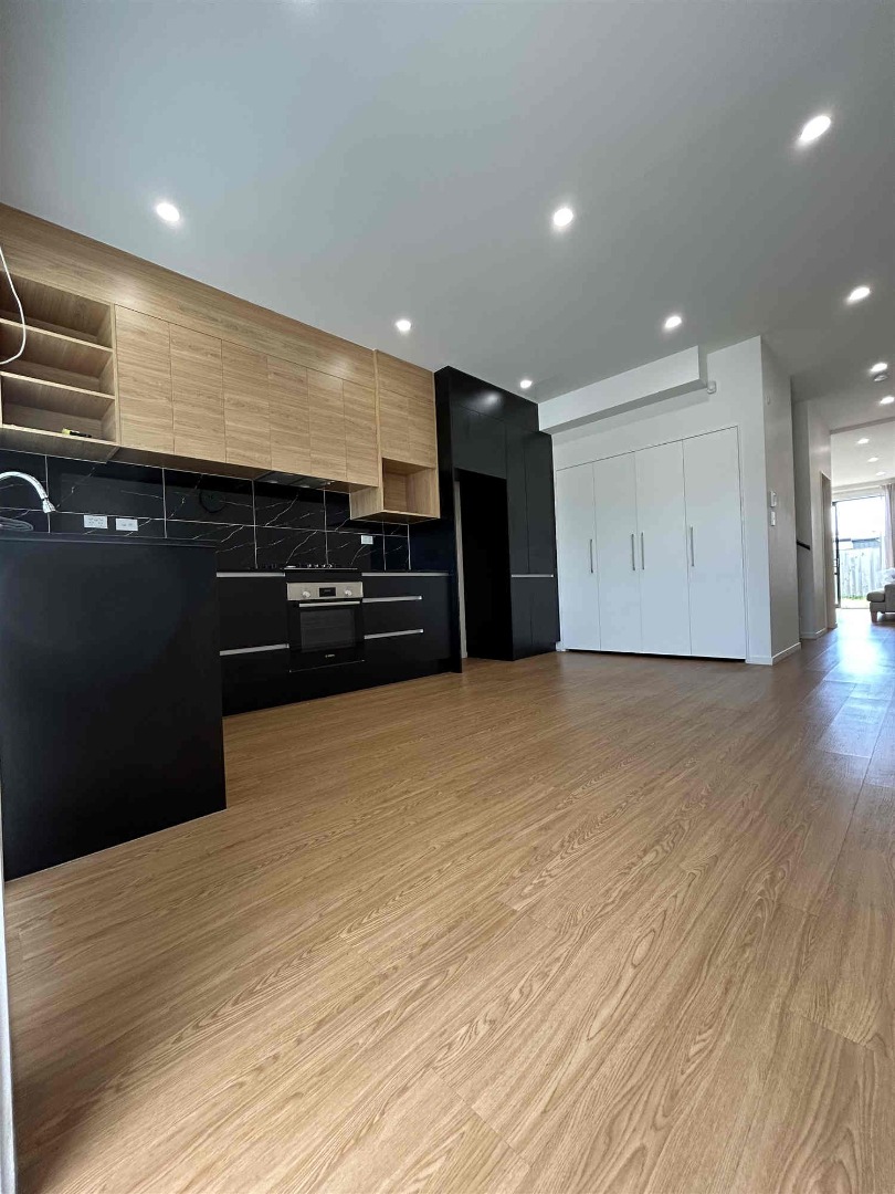 Contemporary 3-Bedroom Home in Quiet Flat Bush Cul-de-Sac - photo 2