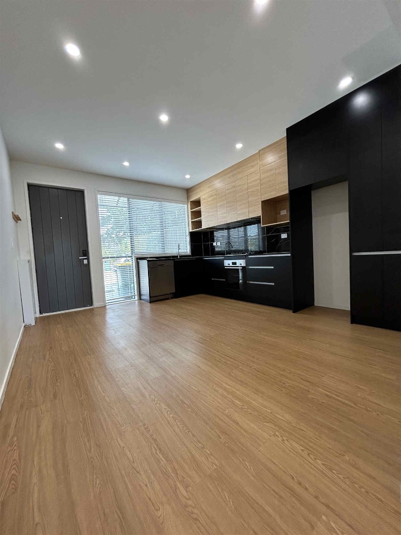 Contemporary 3-Bedroom Home in Quiet Flat Bush Cul-de-Sac - photo 3
