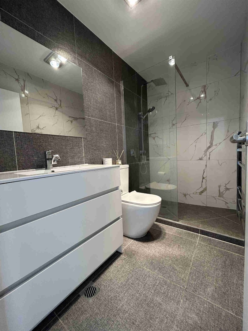 Contemporary 3-Bedroom Home in Quiet Flat Bush Cul-de-Sac - photo 5