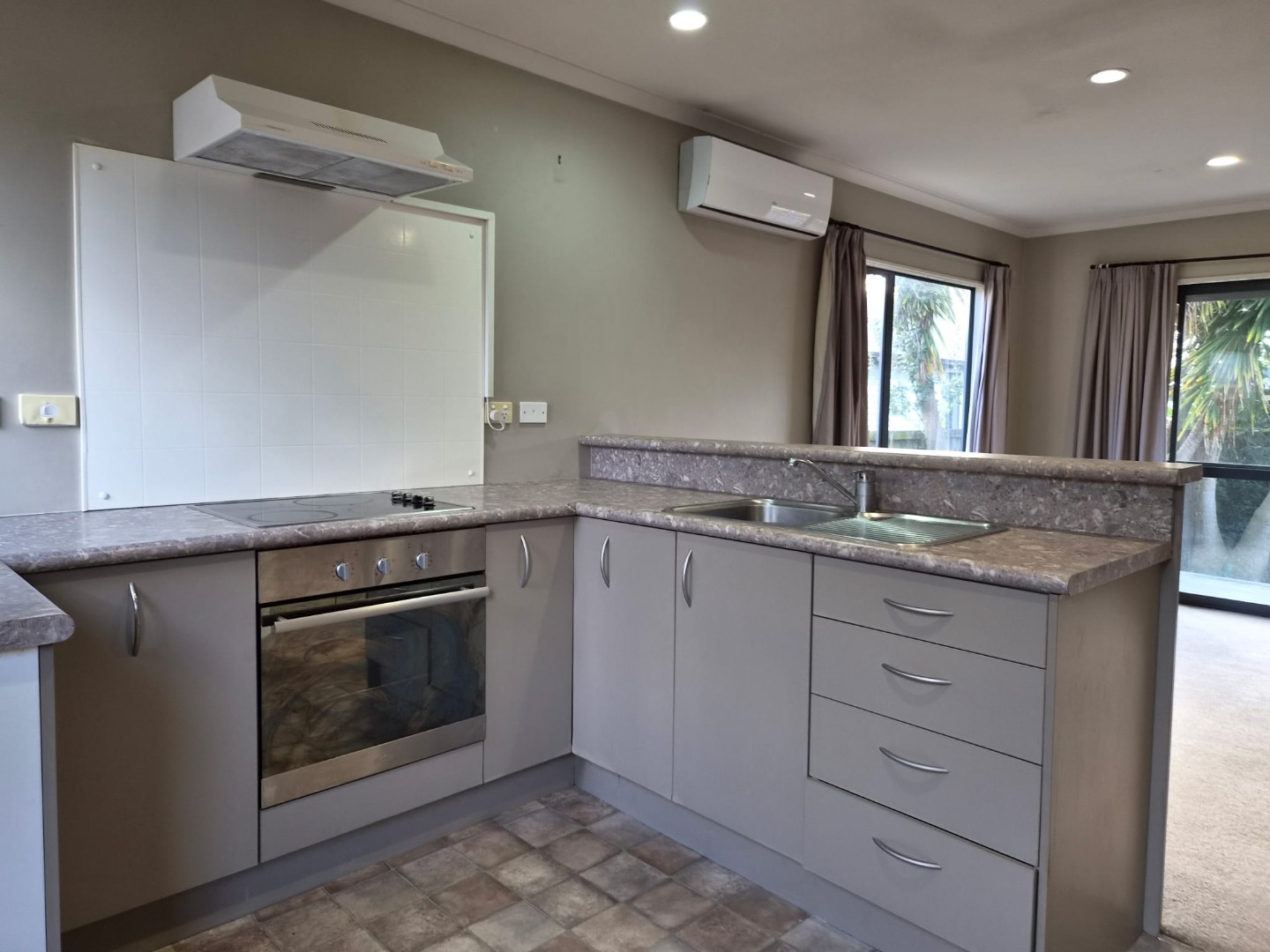 12a Yeats Crescent — image 3