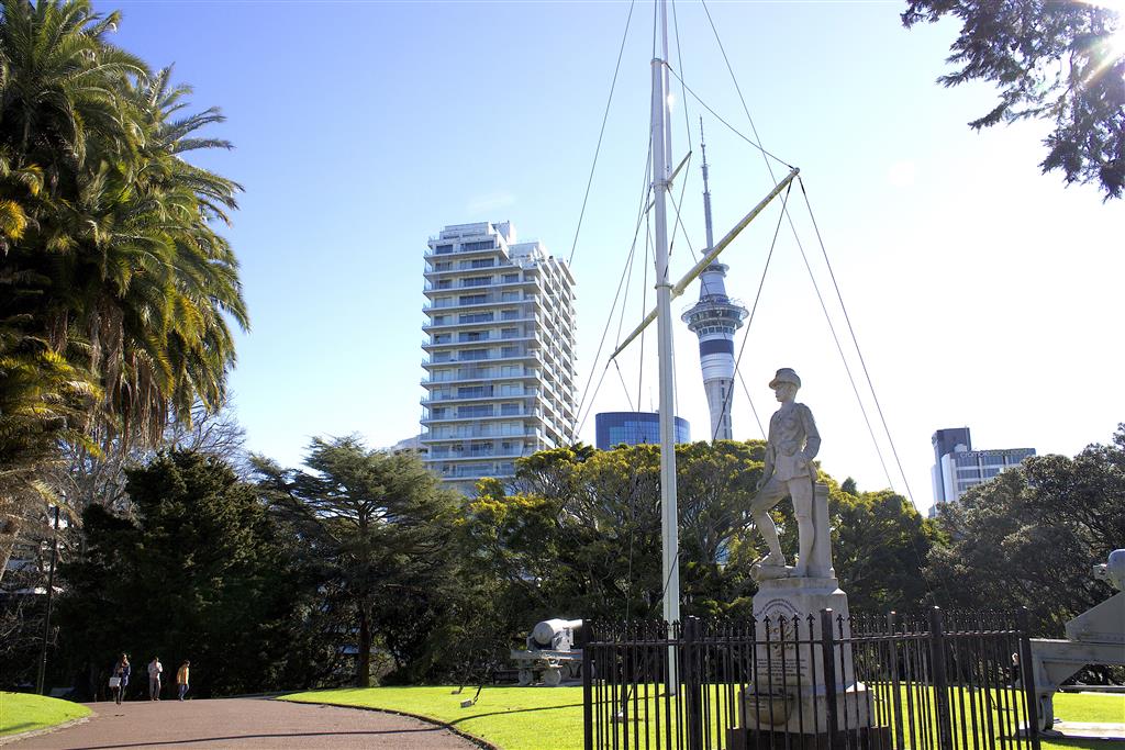 BEAUTIFUL PRECINCT HIGH-RISE APARTMENT  