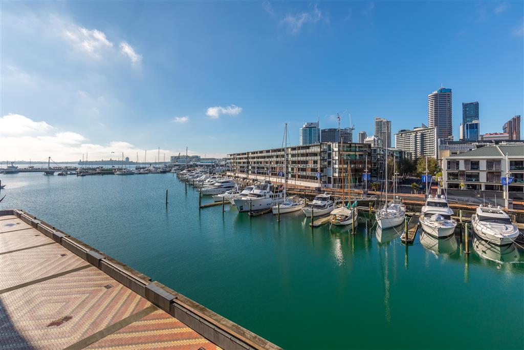 LIGHTER QUAY " STRATIS " COMFORTABLE WATERFRONT APARTMENT  WYNYARD QUARTER.