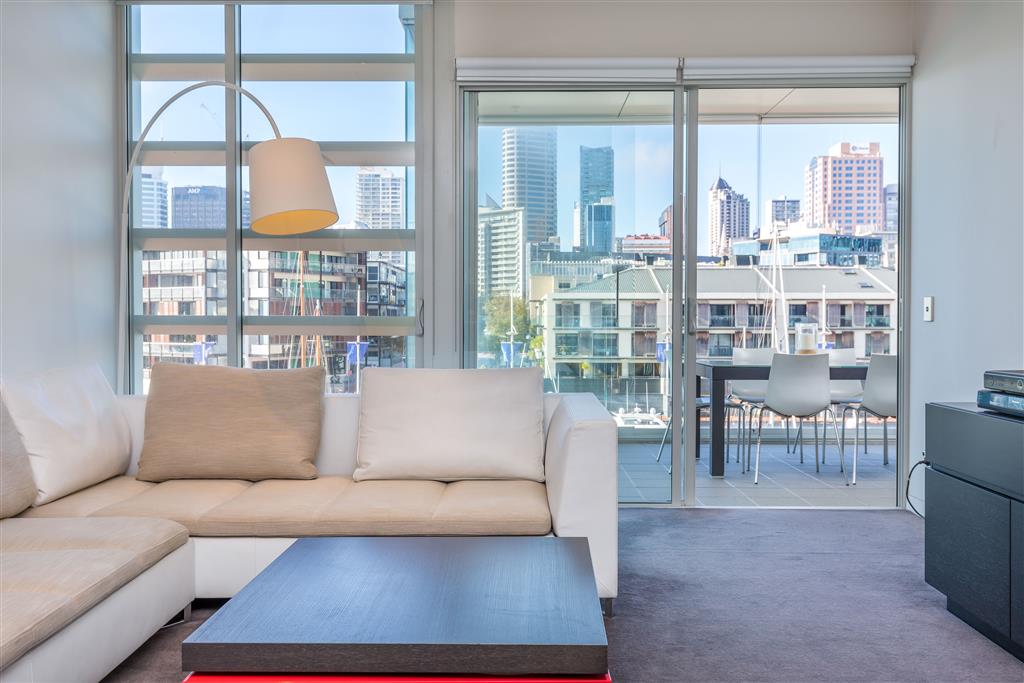 LIGHTER QUAY " STRATIS " COMFORTABLE WATERFRONT APARTMENT  WYNYARD QUARTER.
