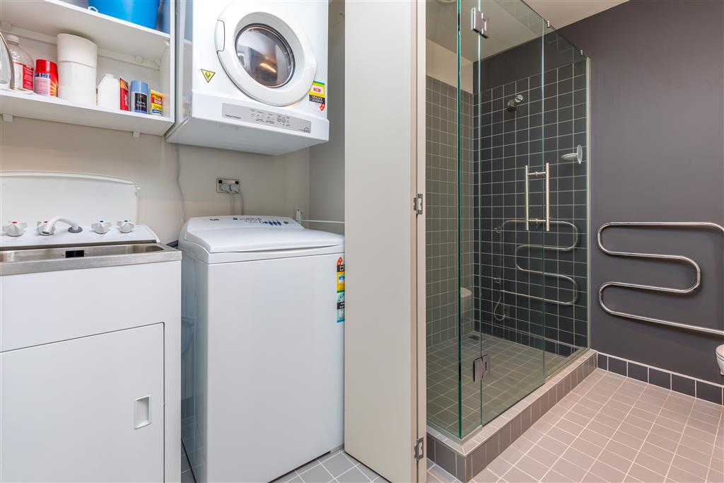LIGHTER QUAY " STRATIS " COMFORTABLE WATERFRONT APARTMENT  WYNYARD QUARTER.