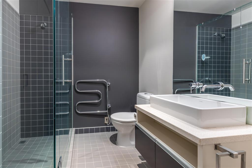LIGHTER QUAY " STRATIS " COMFORTABLE WATERFRONT APARTMENT  WYNYARD QUARTER.