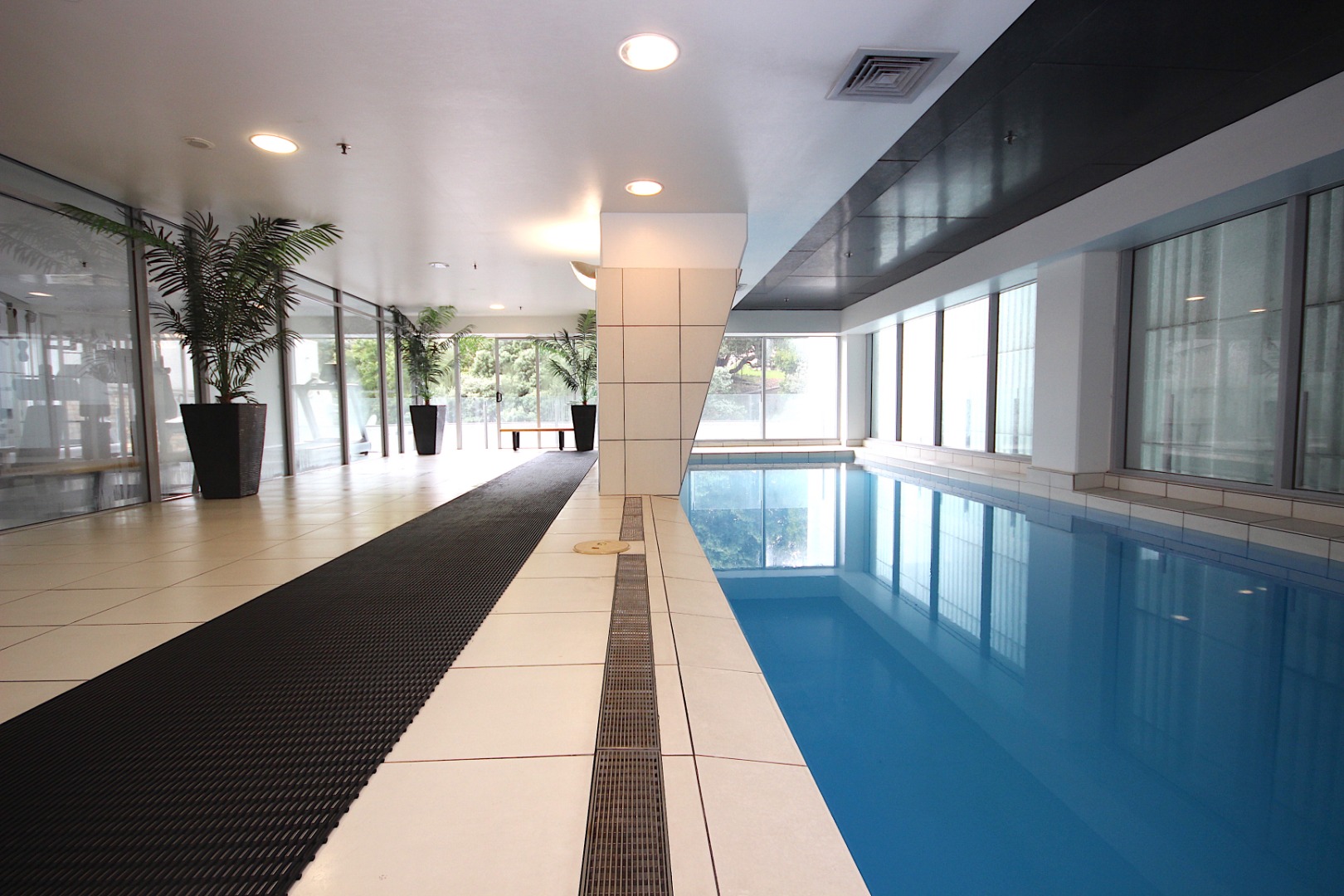 PARKSIDE BEAUTY - AIRCONDITIONED & TIMBER FLOORS