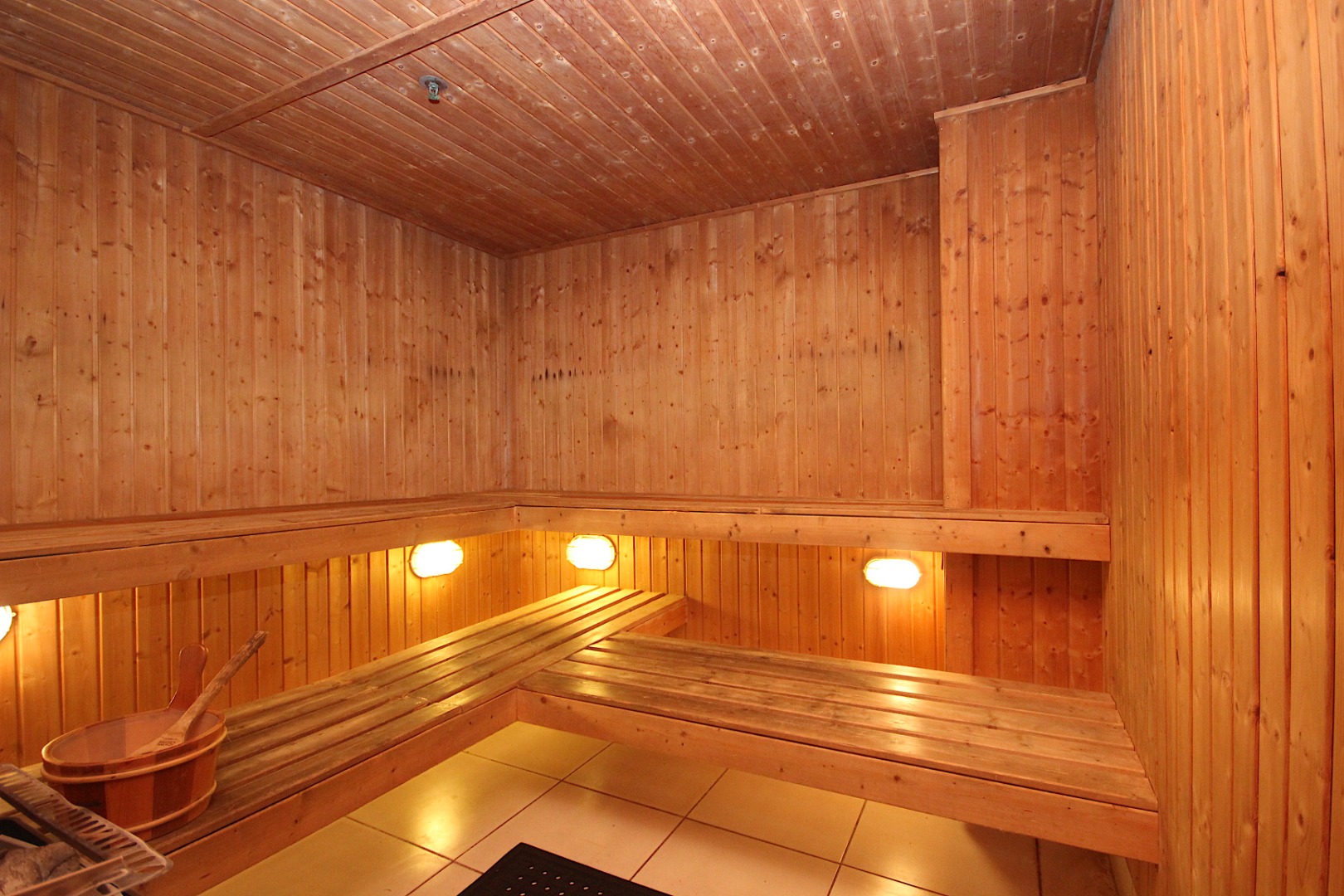 PARKSIDE BEAUTY - AIRCONDITIONED & TIMBER FLOORS