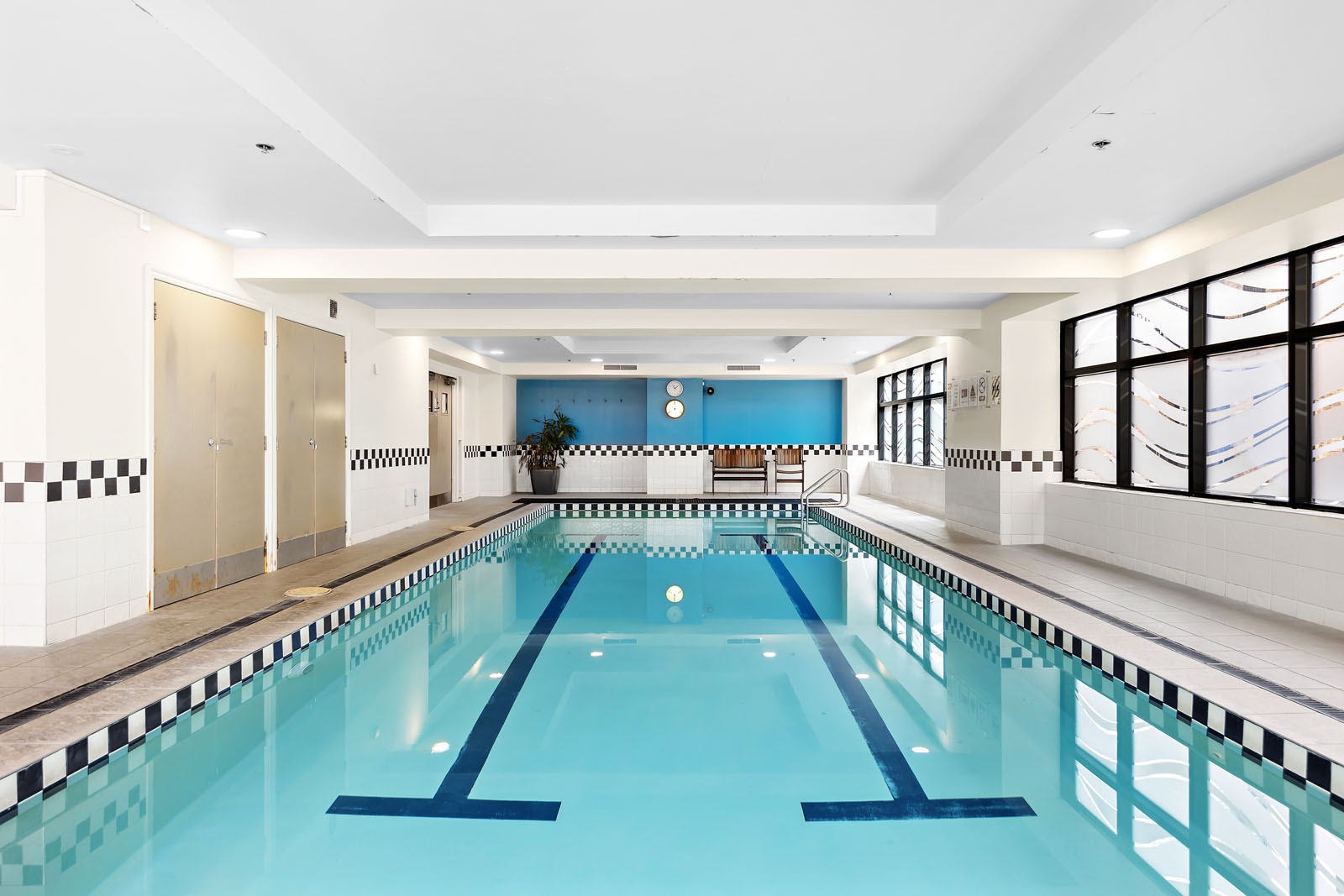 EXECUTIVE SUN TRAP - NORTH WEST CORNER