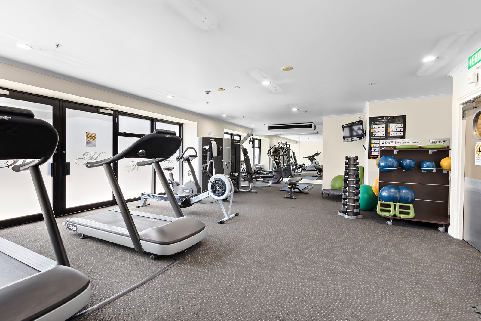 EXECUTIVE SUN TRAP - NORTH WEST CORNER