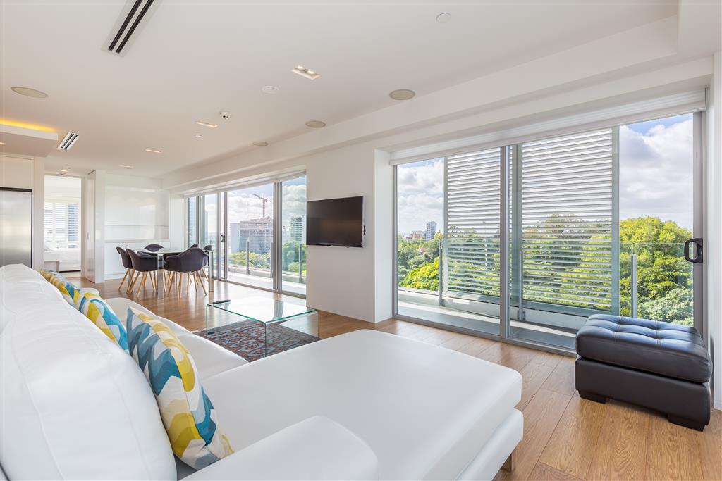 EXECUTIVE PARKSIDE RESIDENCE