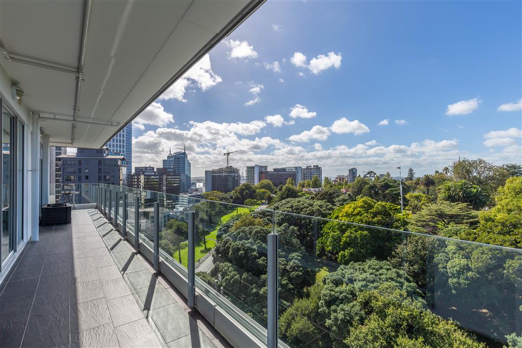 EXECUTIVE PARKSIDE RESIDENCE