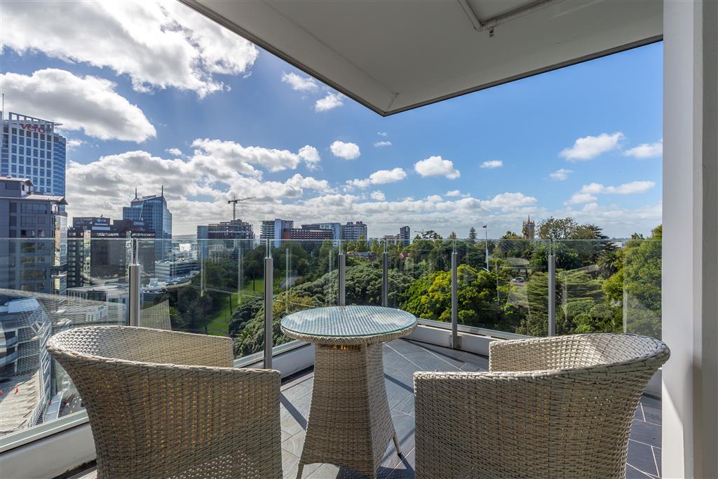 EXECUTIVE PARKSIDE RESIDENCE