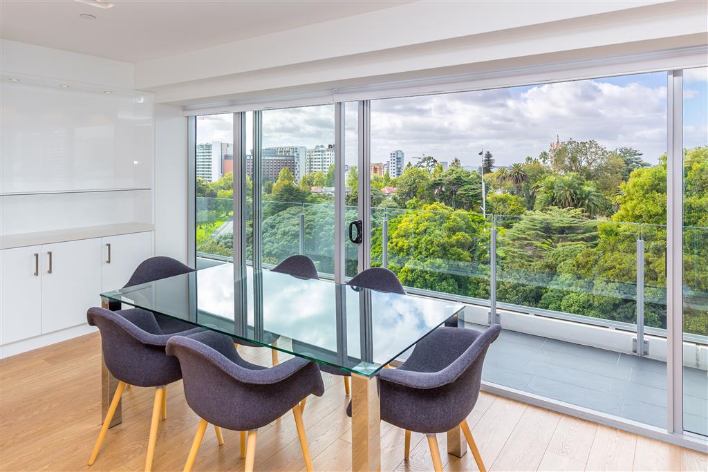 EXECUTIVE PARKSIDE RESIDENCE