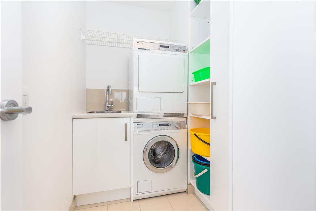 EXECUTIVE PARKSIDE RESIDENCE