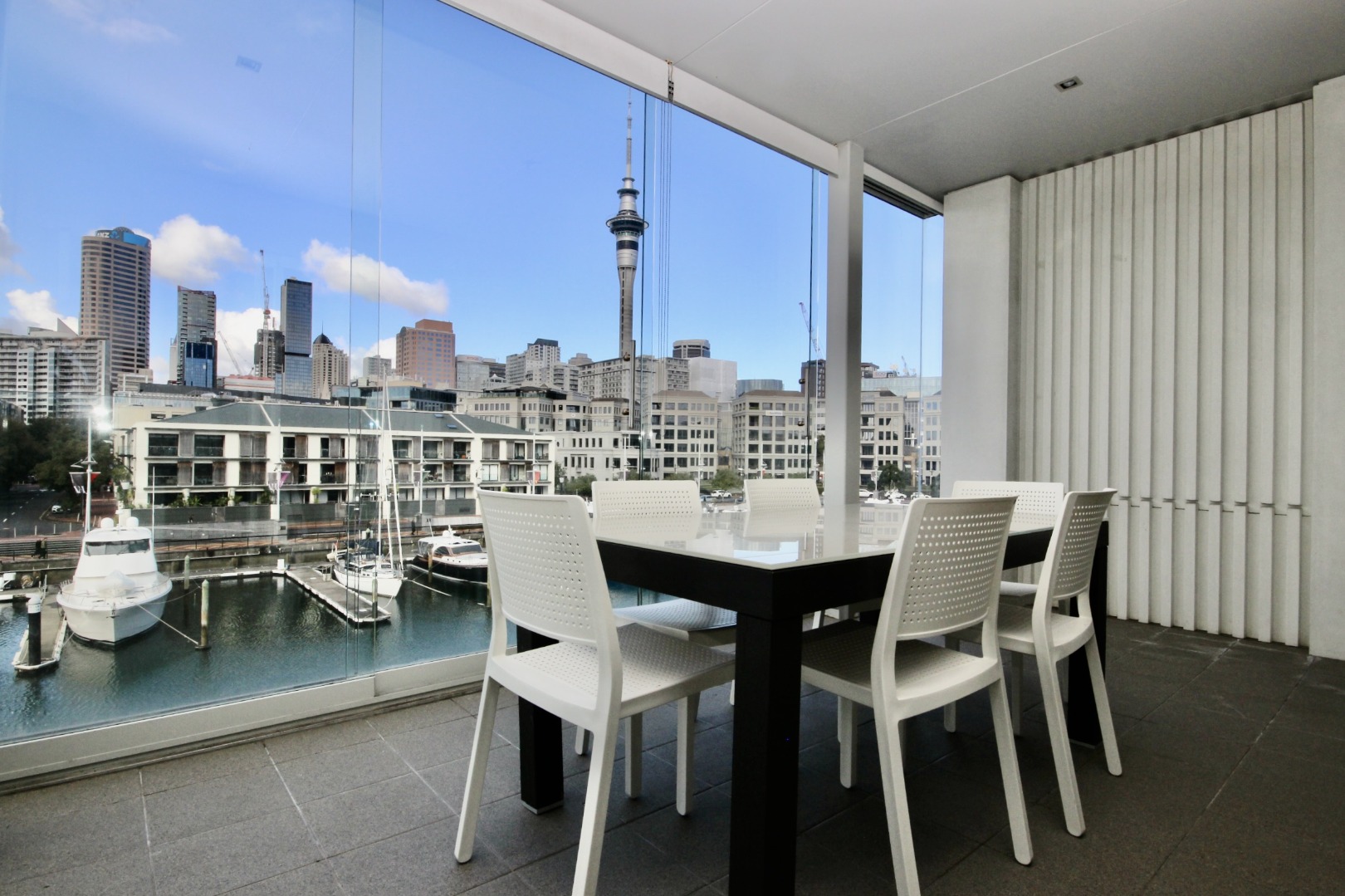 LIGHTER QUAY " STRATIS " COMFORTABLE WATERFRONT APARTMENT  WYNYARD QUARTER.