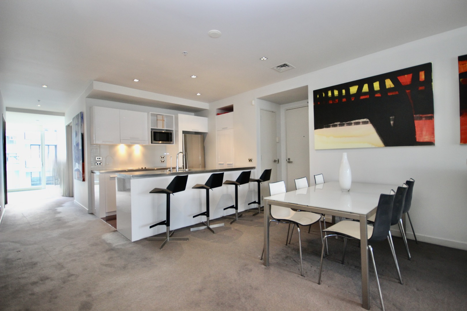 LIGHTER QUAY " STRATIS " COMFORTABLE WATERFRONT APARTMENT  WYNYARD QUARTER.