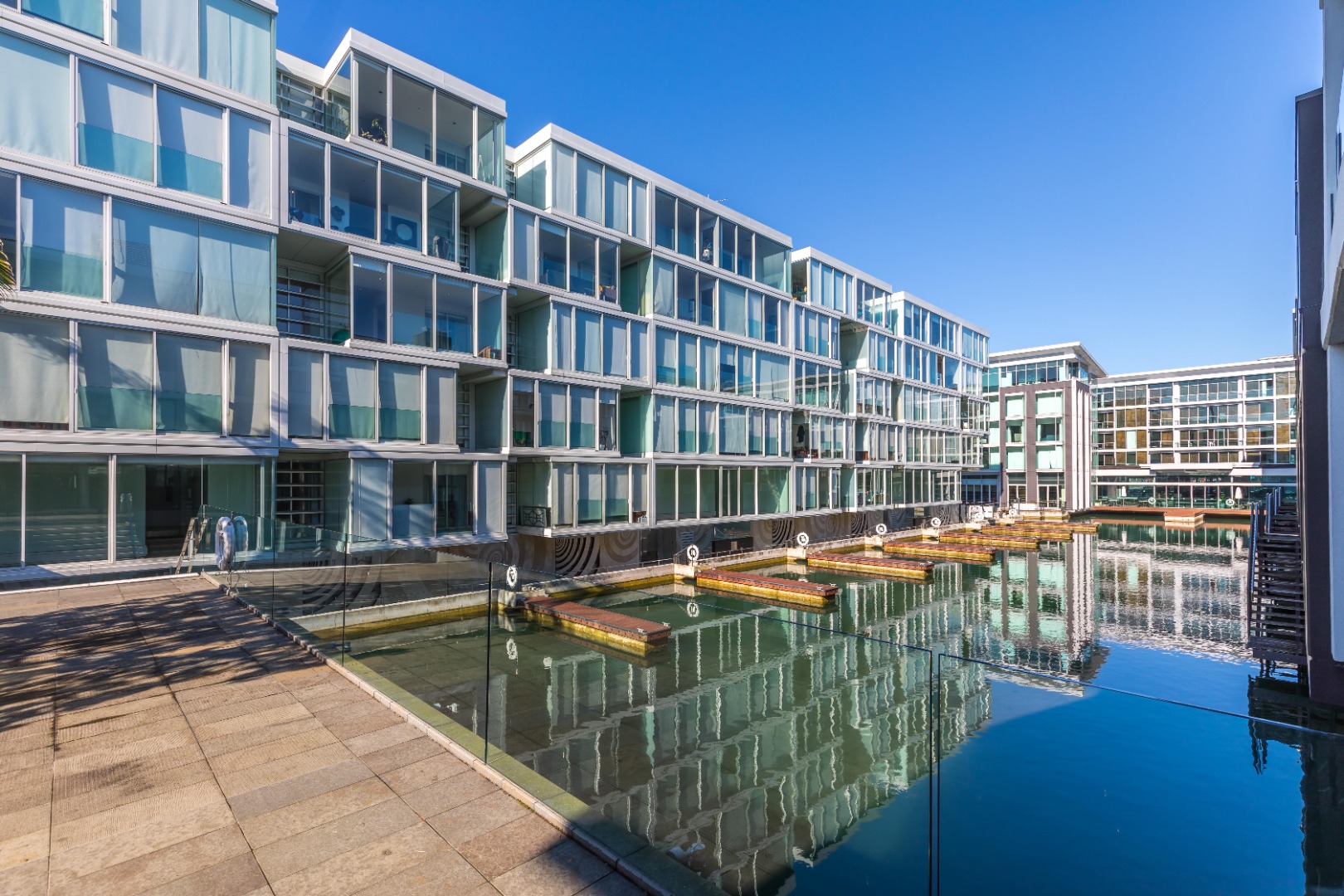 LIGHTER QUAY " STRATIS " COMFORTABLE WATERFRONT APARTMENT  WYNYARD QUARTER.
