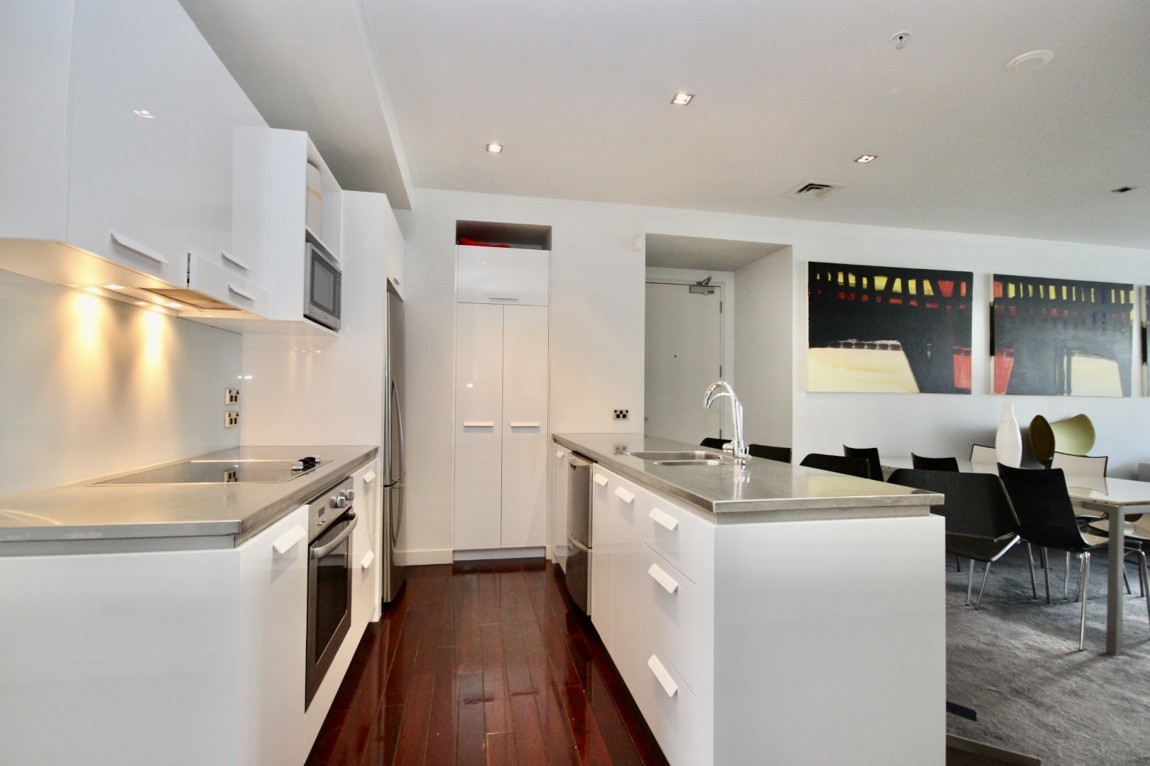 LIGHTER QUAY " STRATIS " COMFORTABLE WATERFRONT APARTMENT  WYNYARD QUARTER.
