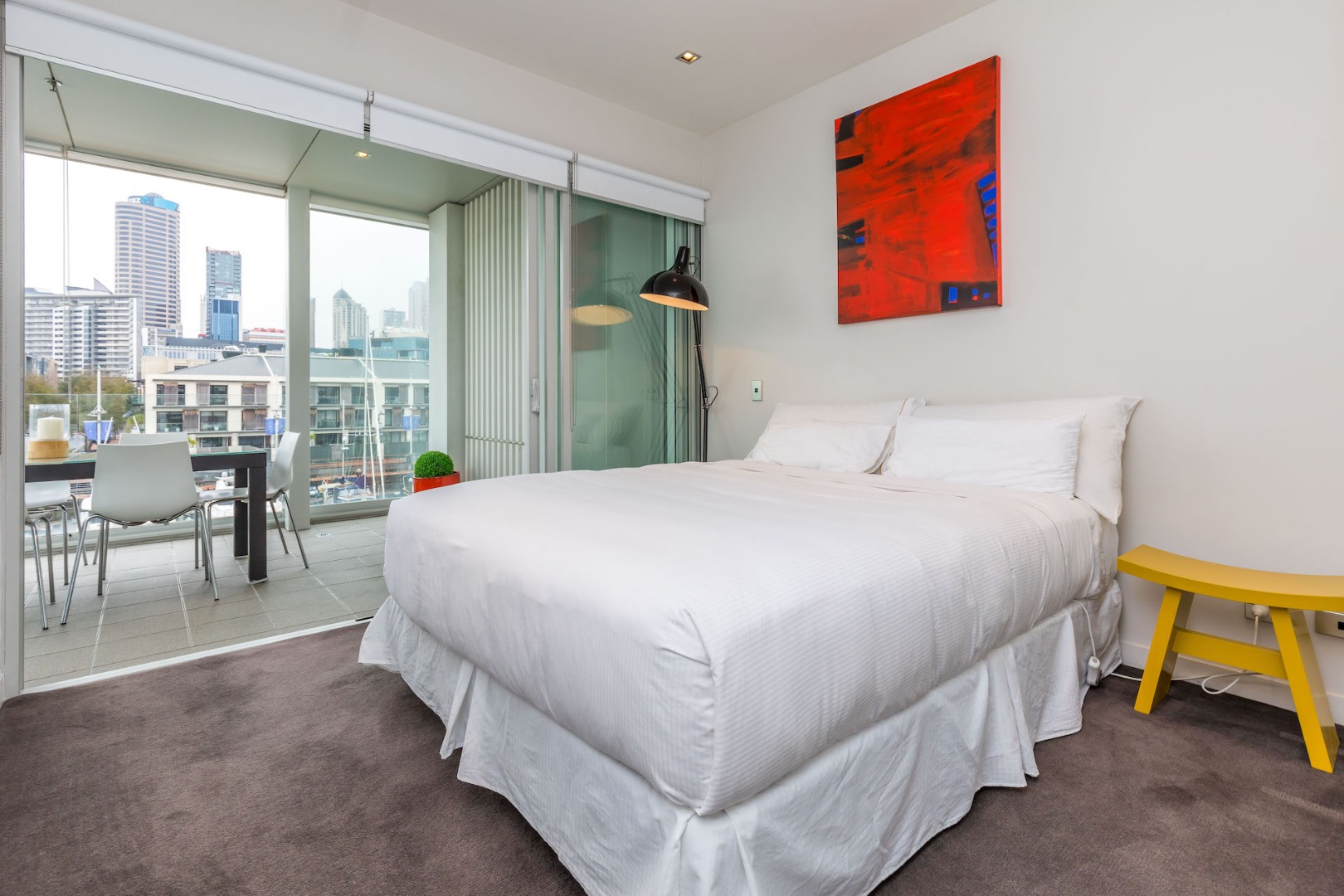 LIGHTER QUAY " STRATIS " COMFORTABLE WATERFRONT APARTMENT  WYNYARD QUARTER.