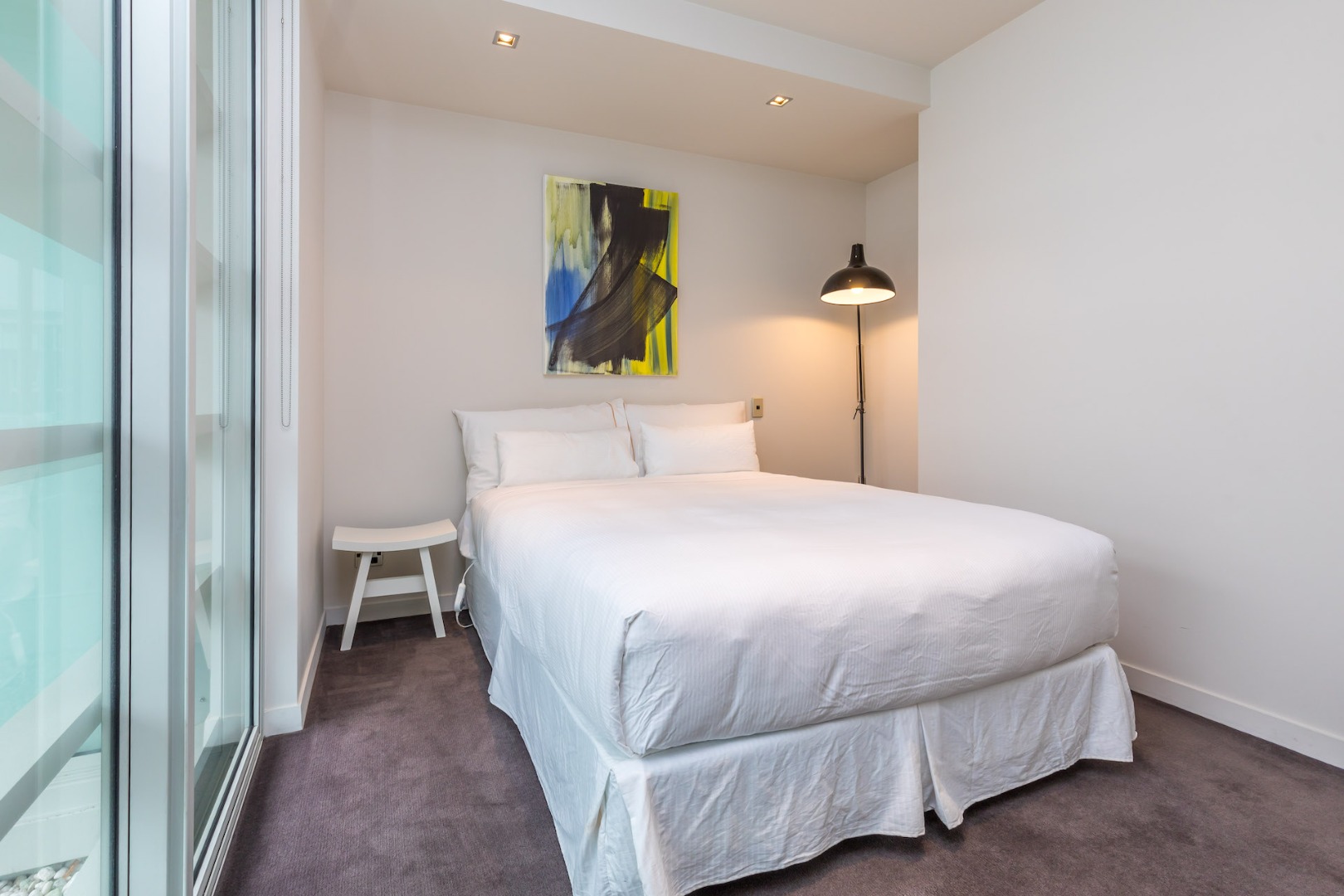 LIGHTER QUAY " STRATIS " COMFORTABLE WATERFRONT APARTMENT  WYNYARD QUARTER.