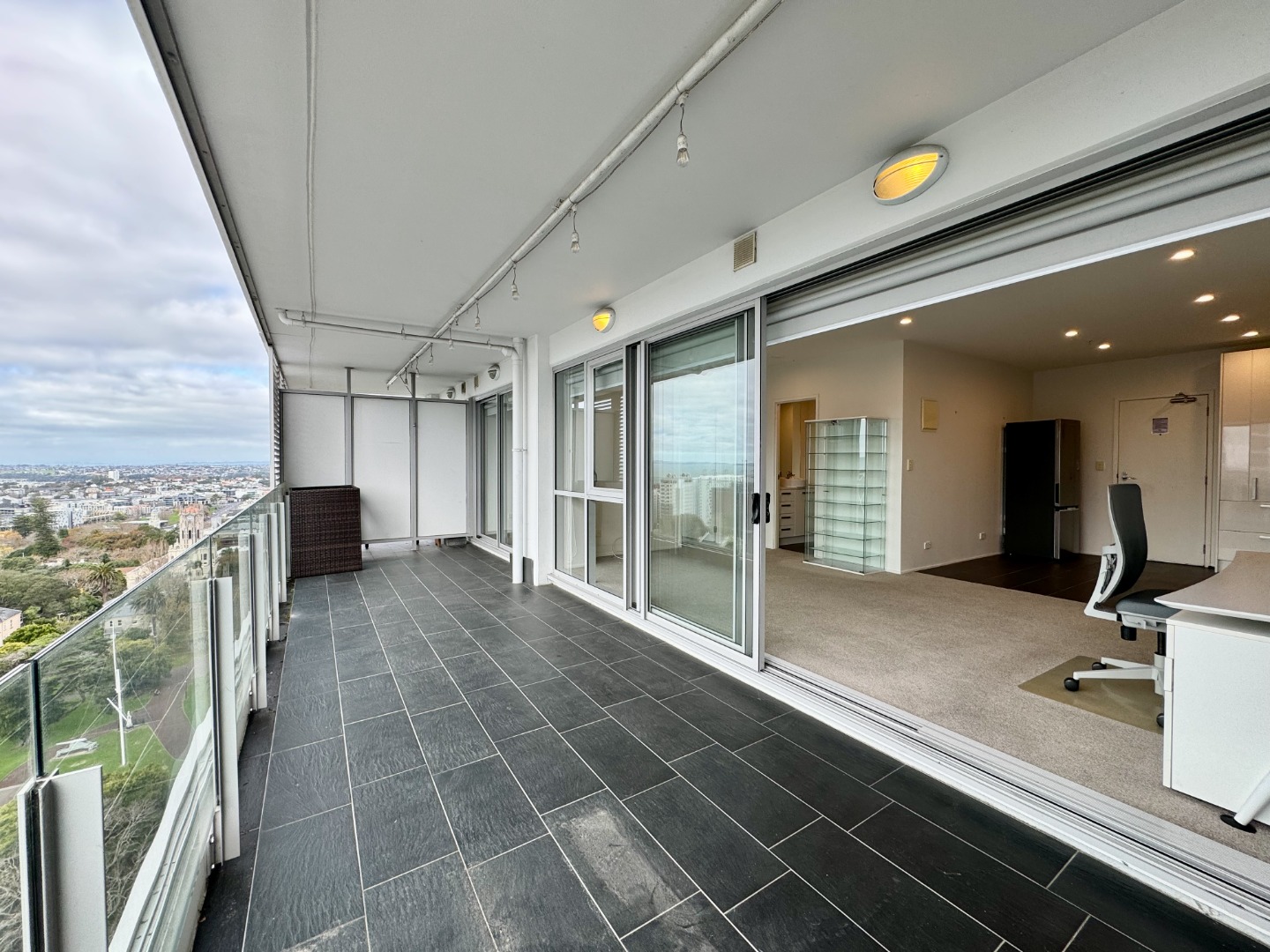 BEAUTIFUL PRECINCT HIGH-RISE APARTMENT  