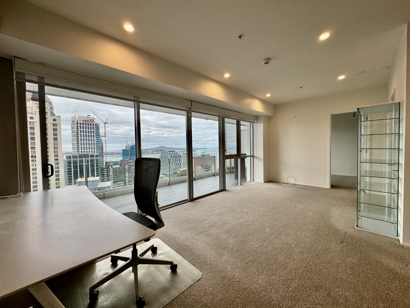 BEAUTIFUL PRECINCT HIGH-RISE APARTMENT  