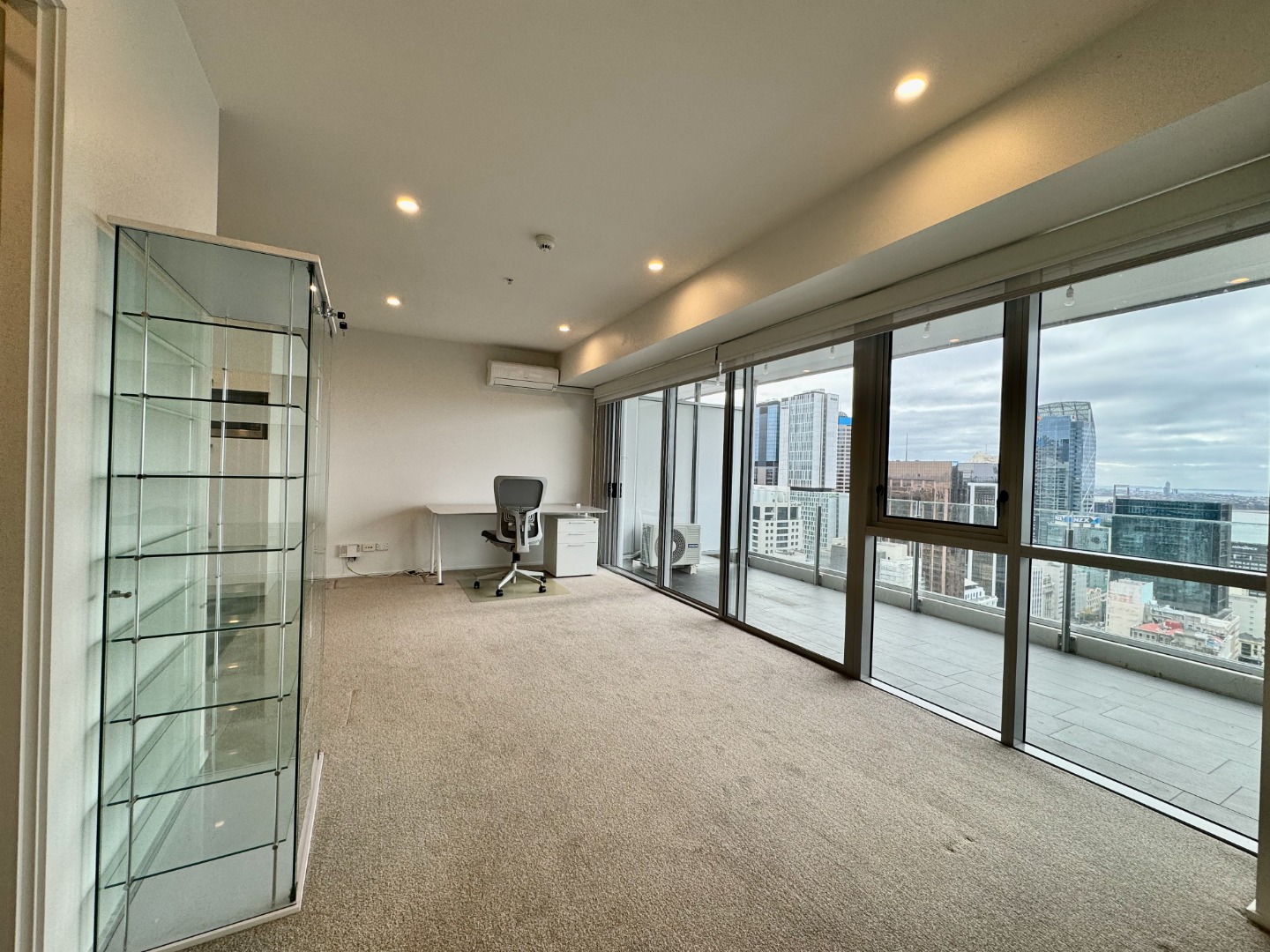 BEAUTIFUL PRECINCT HIGH-RISE APARTMENT  