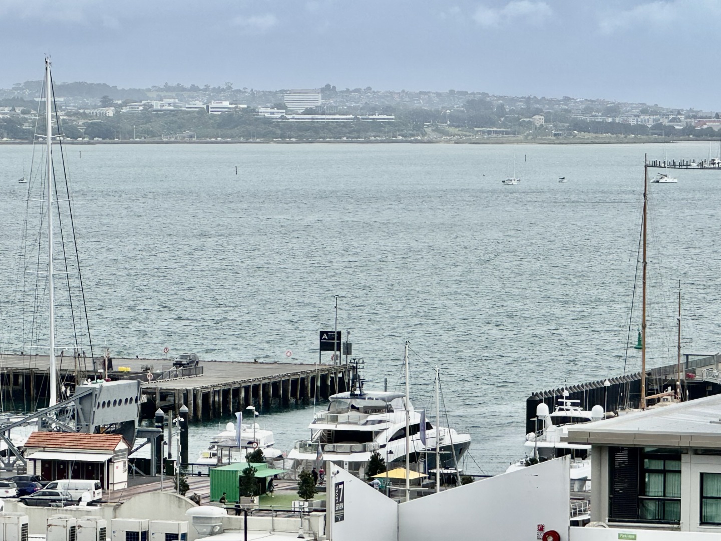 SPARKLING HARBOUR VIEWS - AUCKLAND VIADUCT 