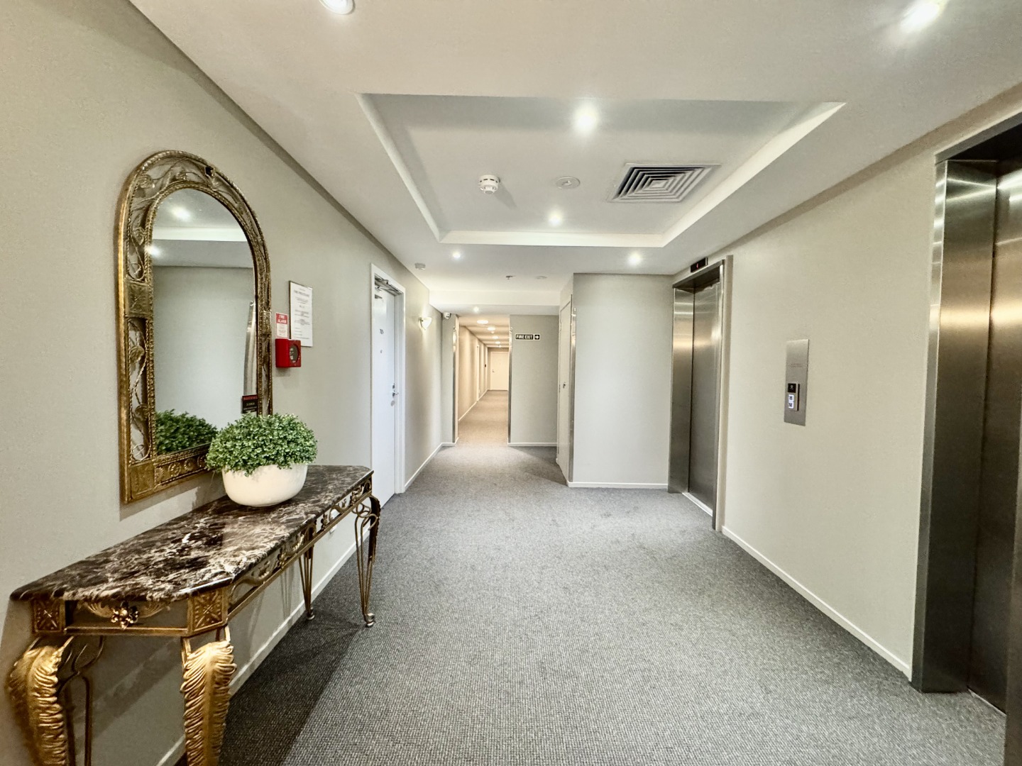 SPARKLING HARBOUR VIEWS - AUCKLAND VIADUCT 