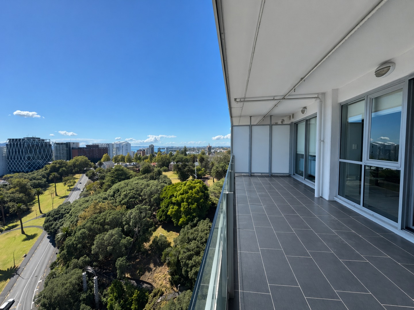 PARKSIDE BEAUTY - AIRCONDITIONED & TIMBER FLOORS