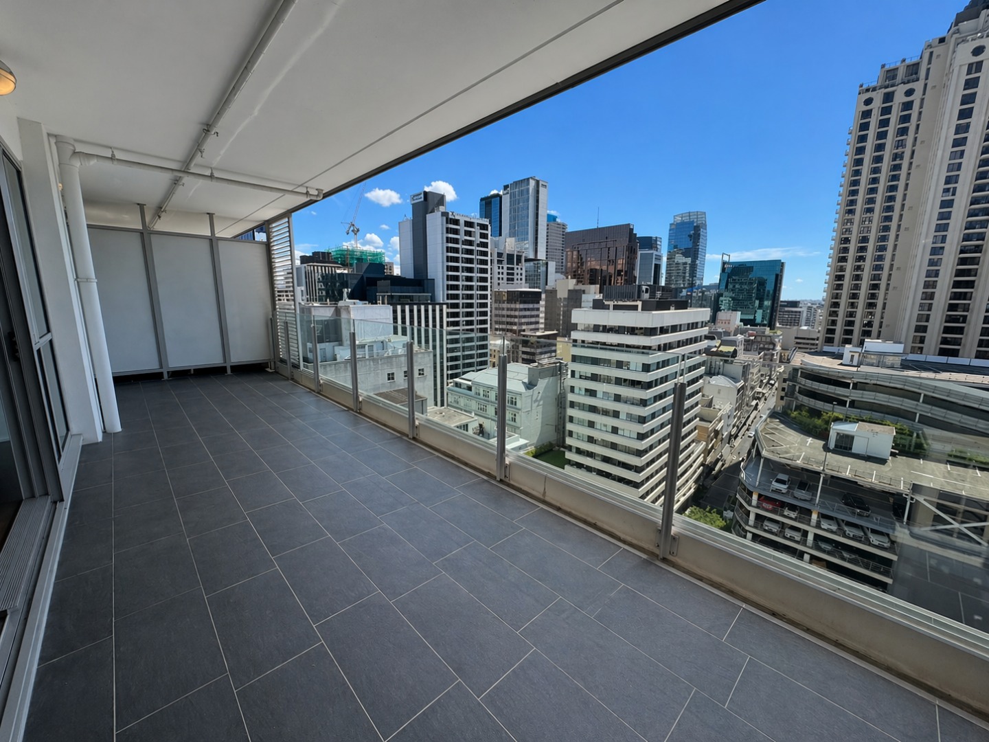 PARKSIDE BEAUTY - AIRCONDITIONED & TIMBER FLOORS