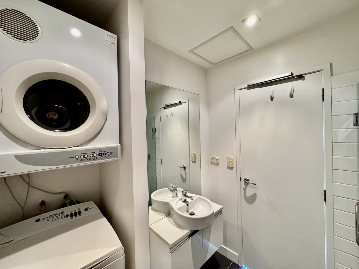 PARKSIDE BEAUTY - AIRCONDITIONED & TIMBER FLOORS