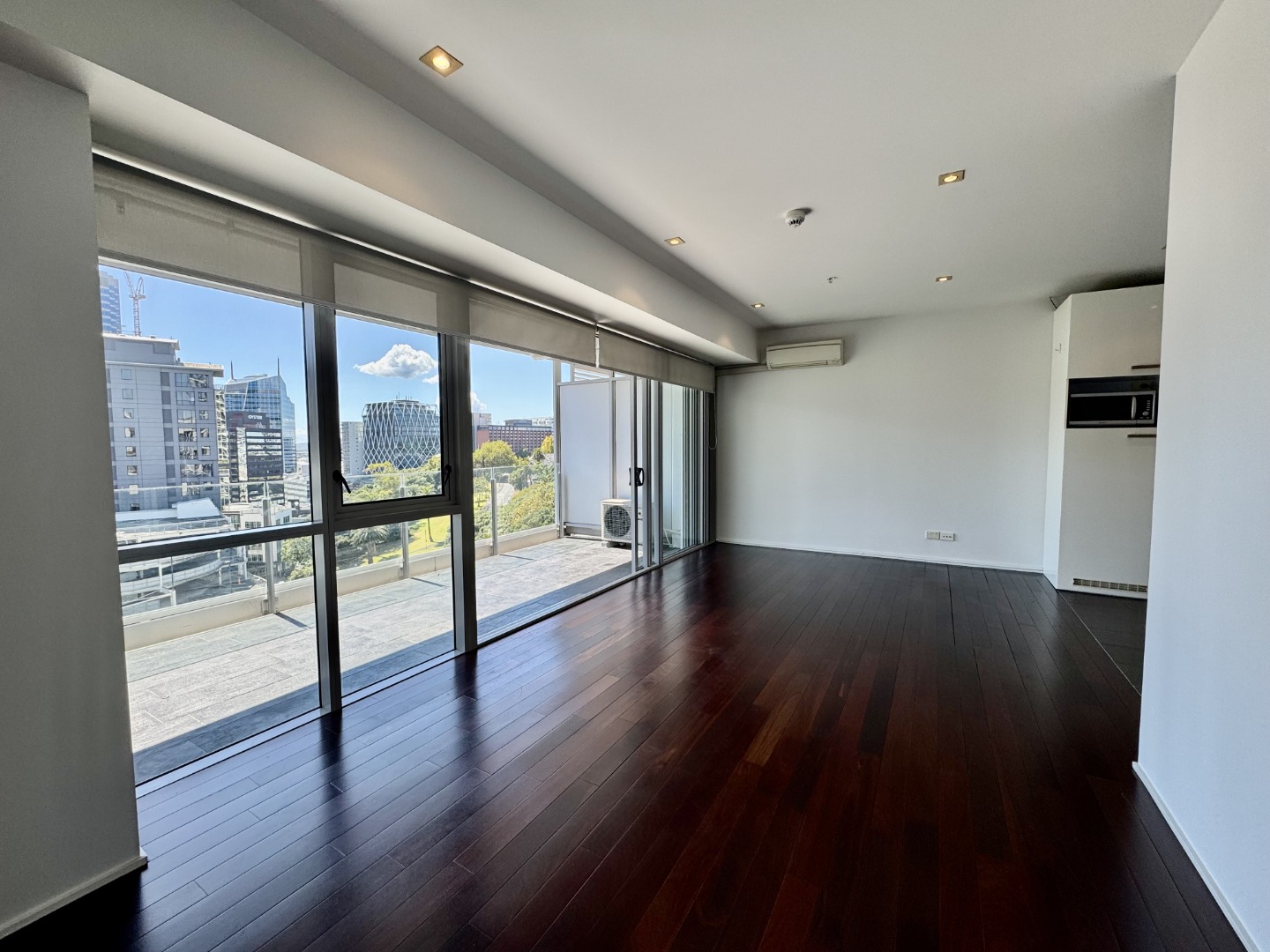PARKSIDE BEAUTY - AIRCONDITIONED & TIMBER FLOORS