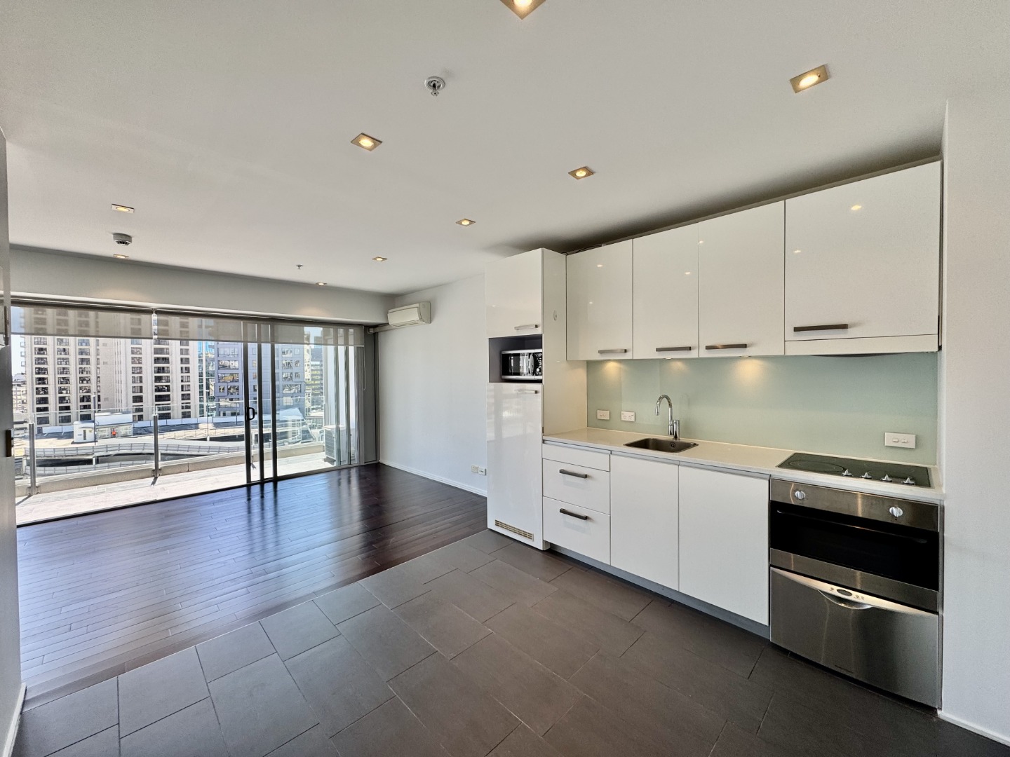 PARKSIDE BEAUTY - AIRCONDITIONED & TIMBER FLOORS