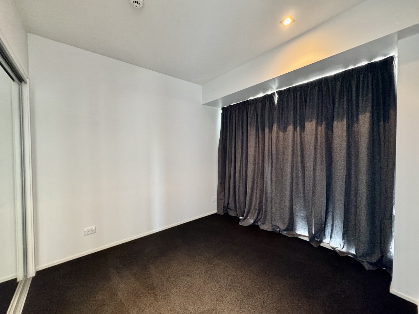 PARKSIDE BEAUTY - AIRCONDITIONED & TIMBER FLOORS