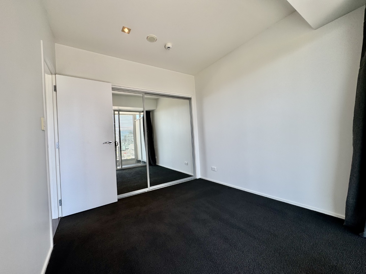 PARKSIDE BEAUTY - AIRCONDITIONED & TIMBER FLOORS