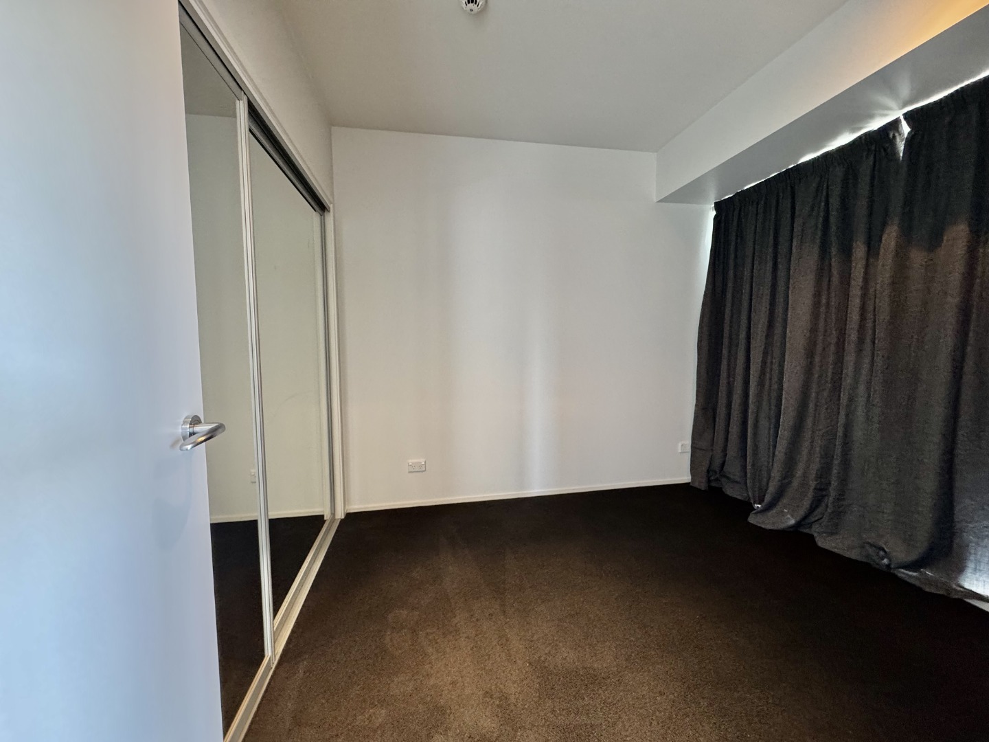 PARKSIDE BEAUTY - AIRCONDITIONED & TIMBER FLOORS