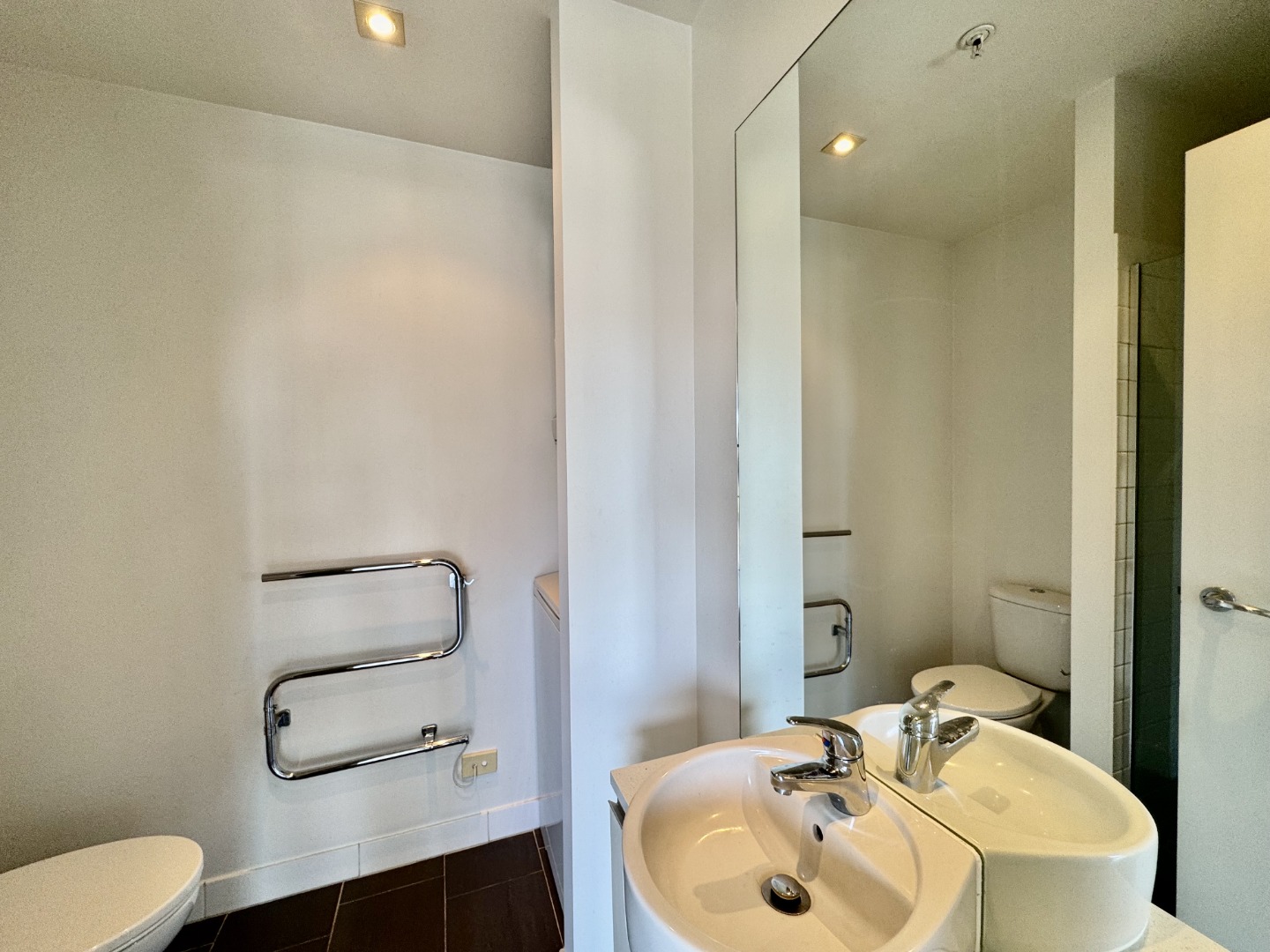 PARKSIDE BEAUTY - AIRCONDITIONED & TIMBER FLOORS