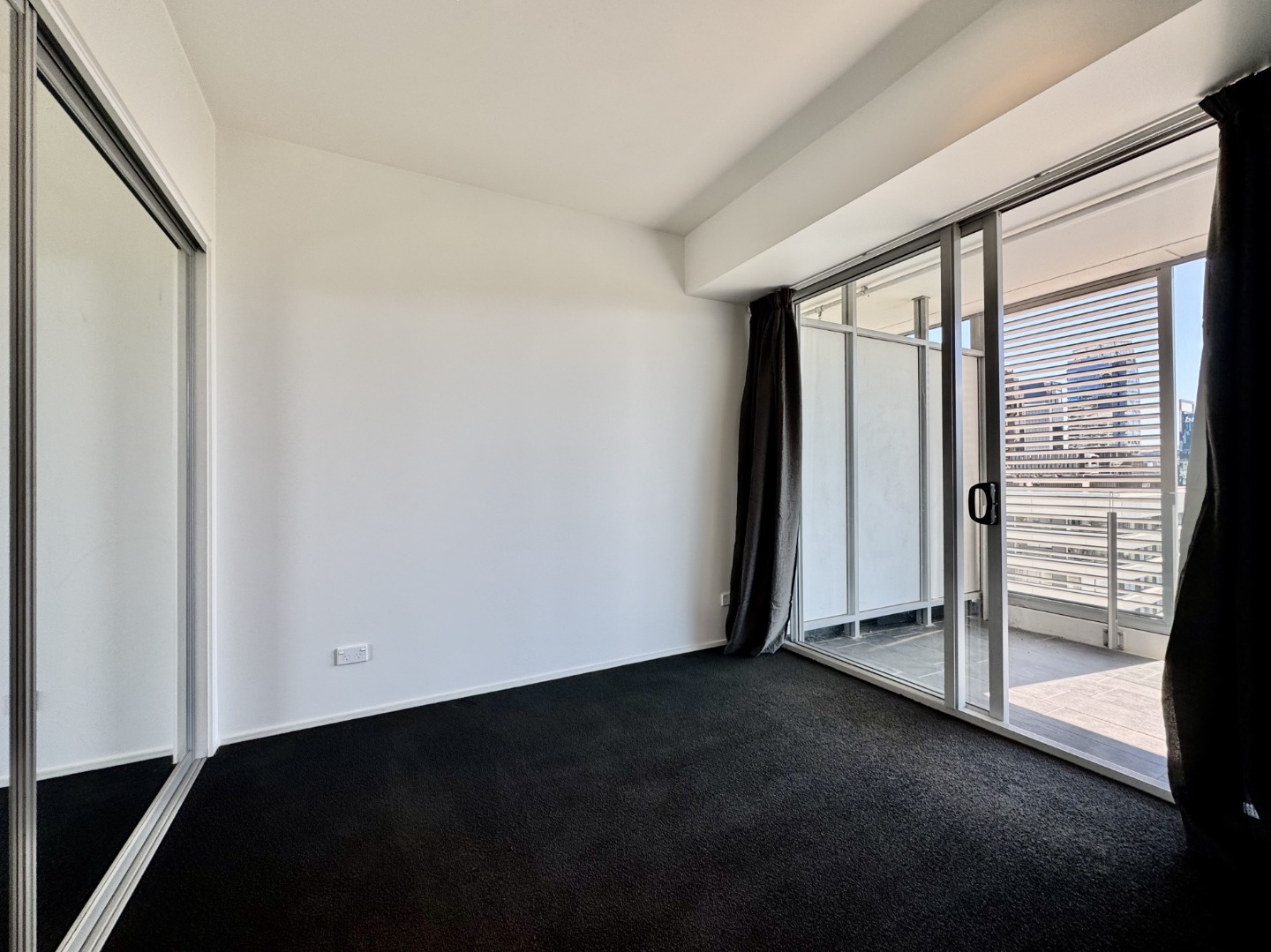 PARKSIDE BEAUTY - AIRCONDITIONED & TIMBER FLOORS