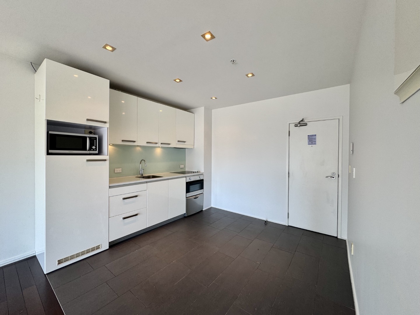 PARKSIDE BEAUTY - AIRCONDITIONED & TIMBER FLOORS