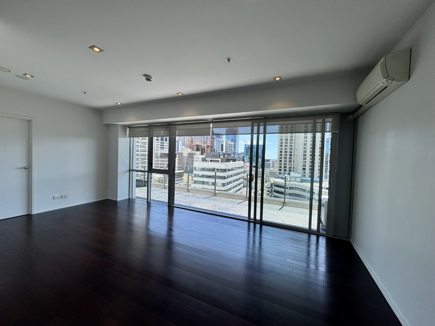 PARKSIDE BEAUTY - AIRCONDITIONED & TIMBER FLOORS